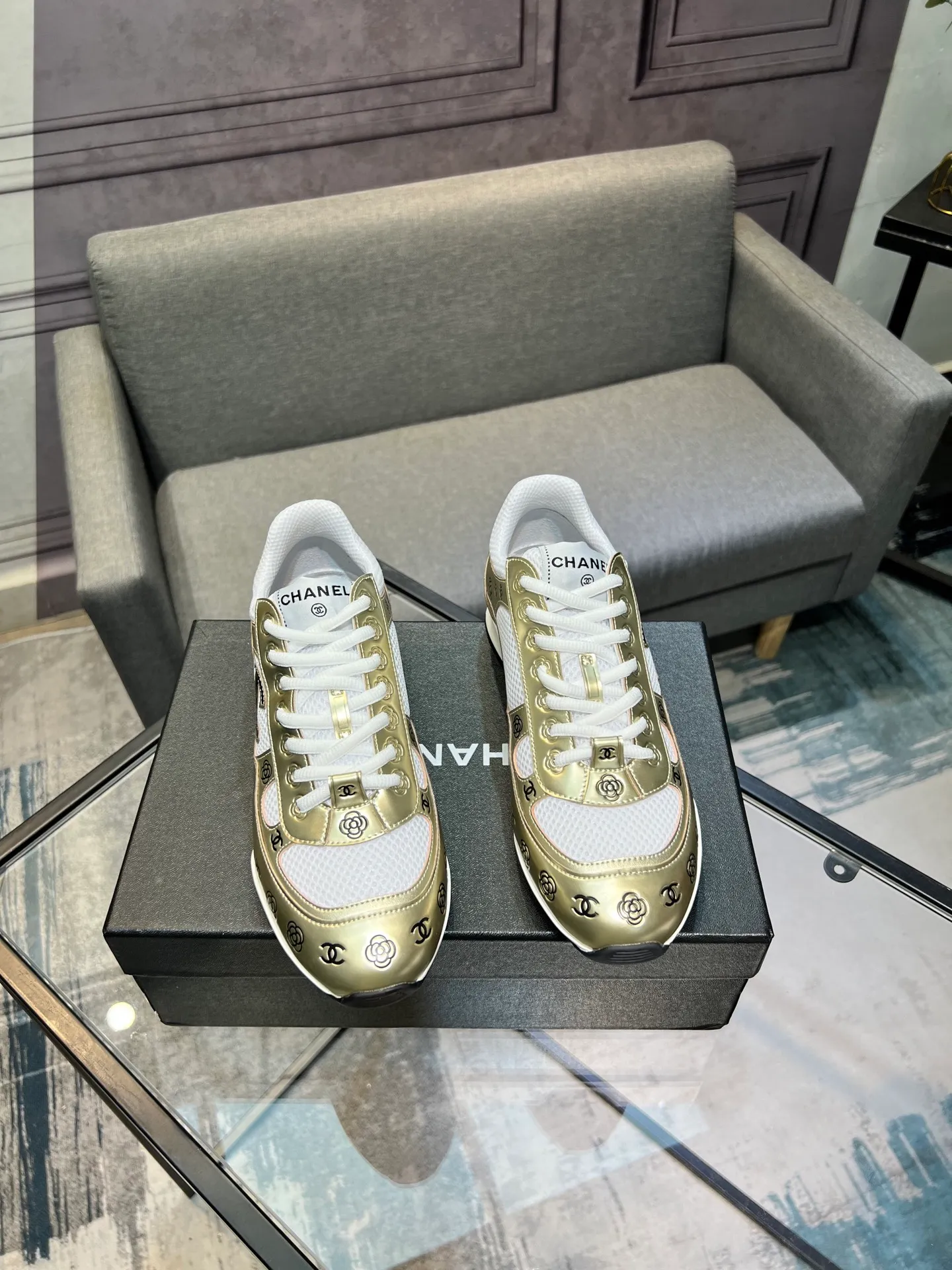Men's men's shoes 💰640 Exclusive real shot (top version) CHANEL Chanel 2025ss color matching thick-soled casual sports shoes and sneakers. The counter is synchronized. The counter is very popular. A shoe that is very difficult to buy. The most popular thick-soled panda shoes on the Internet. It can be imagined that Xiaoxiang control can't miss it. It has both good looks and comfort. Simple and versatile white shoes. The thick sole increases the height and is super versatile. Close your eyes and wear it. Whoever wears it will look better. Upper: calfskin Lining: imported sheepskin lining Outsole: TPU original outsole Size: 35-44 (customized for women 41 and 40, and 45 for men)